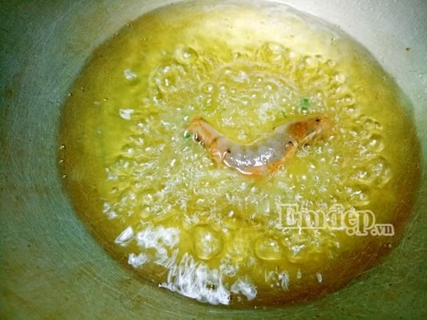 Làm bánh tôm chiên giòn ăn thật “đã” cho ngày cuối tuần