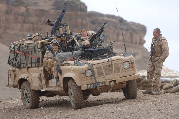 Xe địa hình quân sự lợi hại Land Rover Defender của Anh Quốc