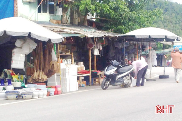 Chiếm lòng đường quốc lộ để... kinh doanh!