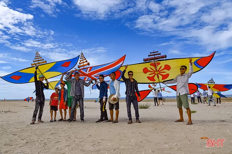 Tranh tài thả diều sáo mừng Lễ hội đền Chiêu Trưng Đại vương