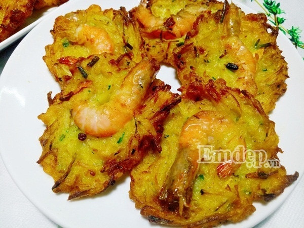 Làm bánh tôm chiên giòn ăn thật “đã” cho ngày cuối tuần