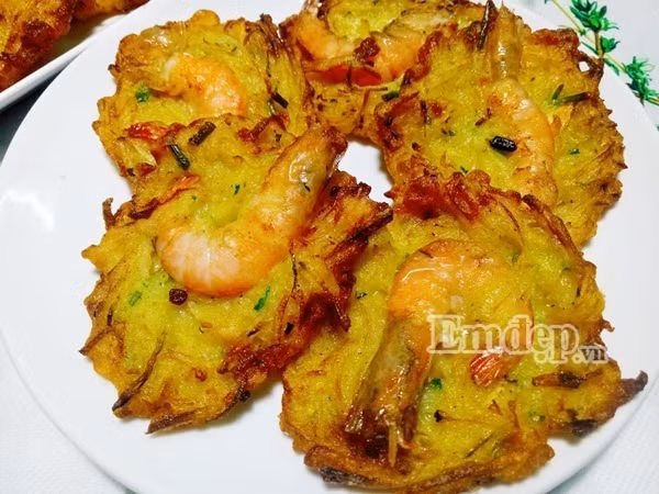 Làm bánh tôm chiên giòn ăn thật “đã” cho ngày cuối tuần