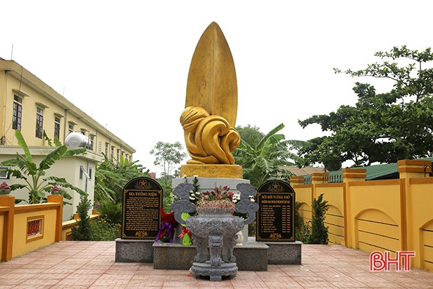 Khánh thành bia tưởng niệm 12 nạn nhân bị bom Mỹ sát hại tại Đức Thọ