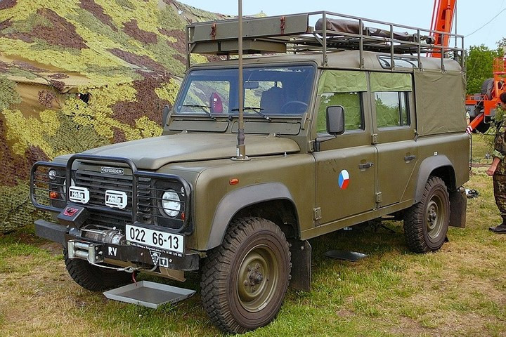 Xe địa hình quân sự lợi hại Land Rover Defender của Anh Quốc