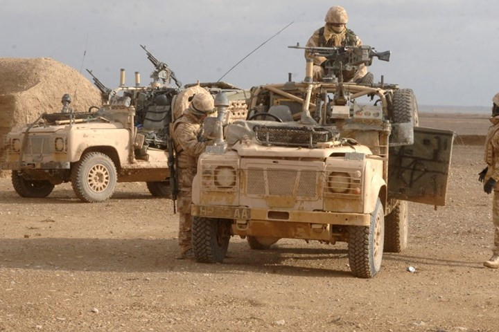 Xe địa hình quân sự lợi hại Land Rover Defender của Anh Quốc