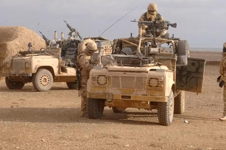 Xe địa hình quân sự lợi hại Land Rover Defender của Anh Quốc