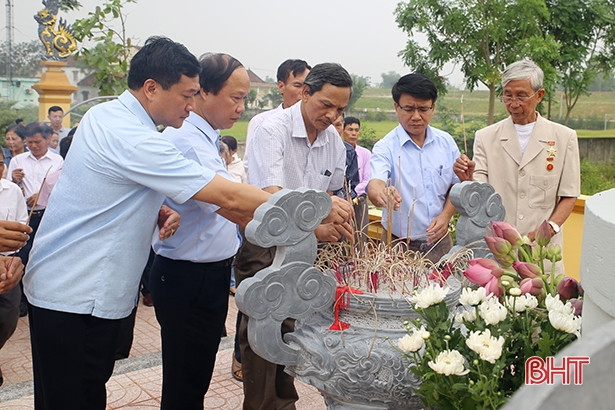 Khánh thành bia tưởng niệm 12 nạn nhân bị bom Mỹ sát hại tại Đức Thọ