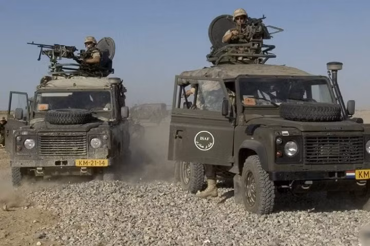 Xe địa hình quân sự lợi hại Land Rover Defender của Anh Quốc