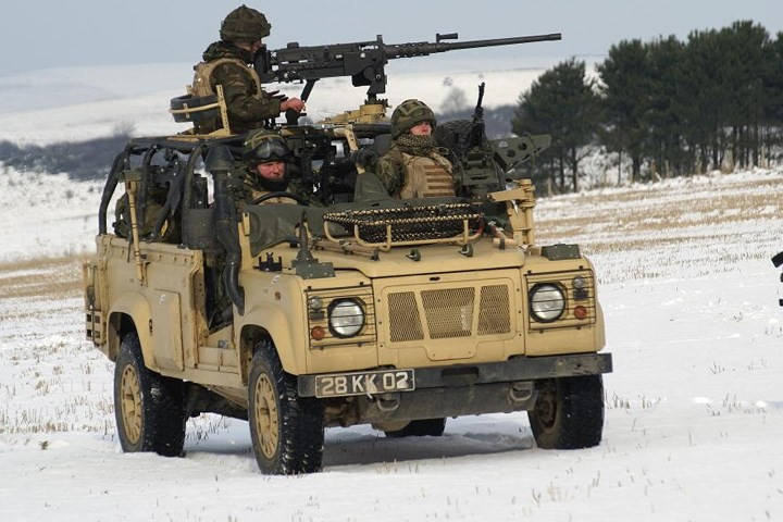 Xe địa hình quân sự lợi hại Land Rover Defender của Anh Quốc