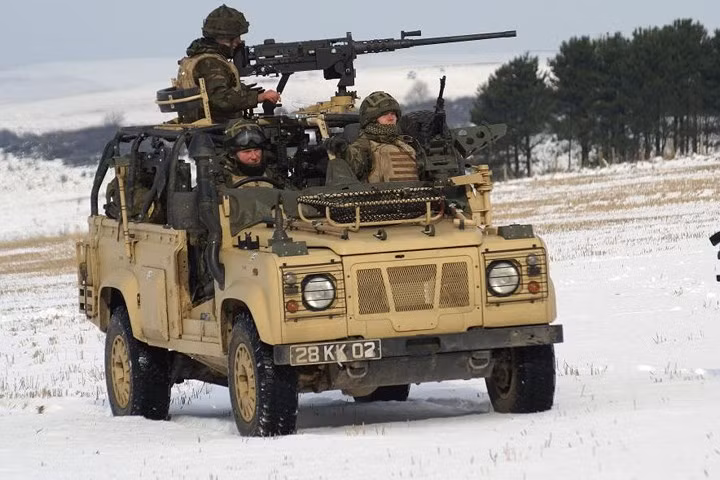 Xe địa hình quân sự lợi hại Land Rover Defender của Anh Quốc