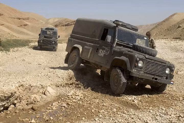 Xe địa hình quân sự lợi hại Land Rover Defender của Anh Quốc