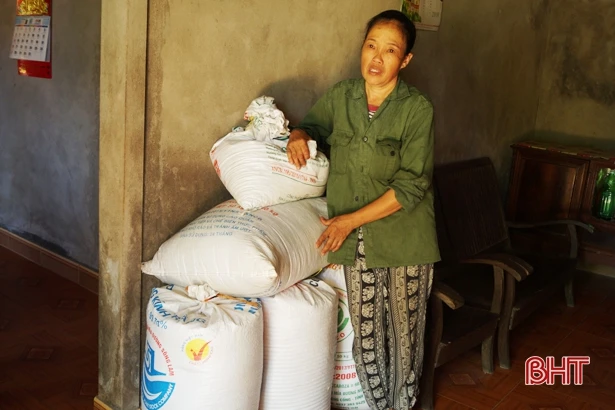 Bi đát cảnh người mẹ bán tóc chăm đứa con nuôi tật nguyền