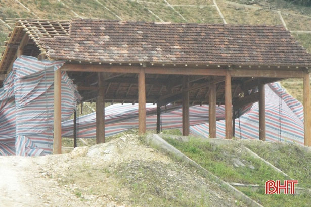 Ngang nhiên dựng nhà trái phép trên mái đập dâng Ngàn Trươi