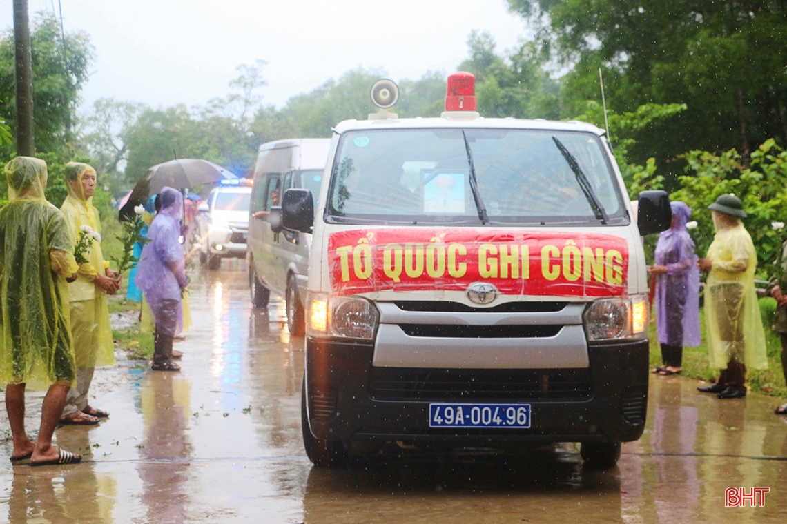 Hàng trăm người dân đội mưa đón linh cữu Đại úy Lê Ánh Sáng