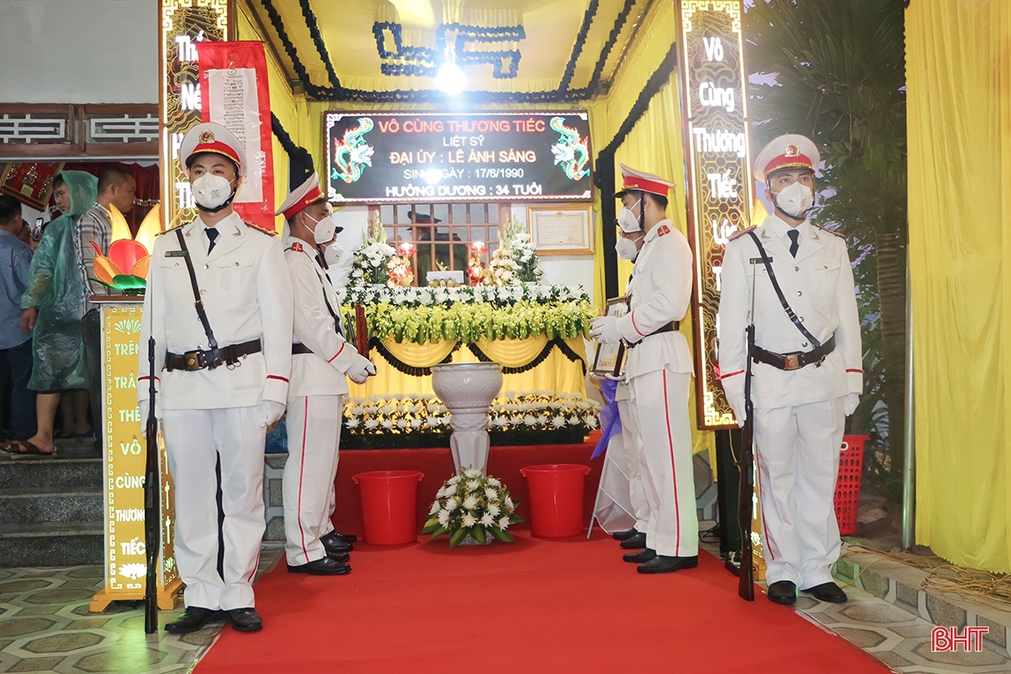 Hàng trăm người dân đội mưa đón linh cữu Đại úy Lê Ánh Sáng