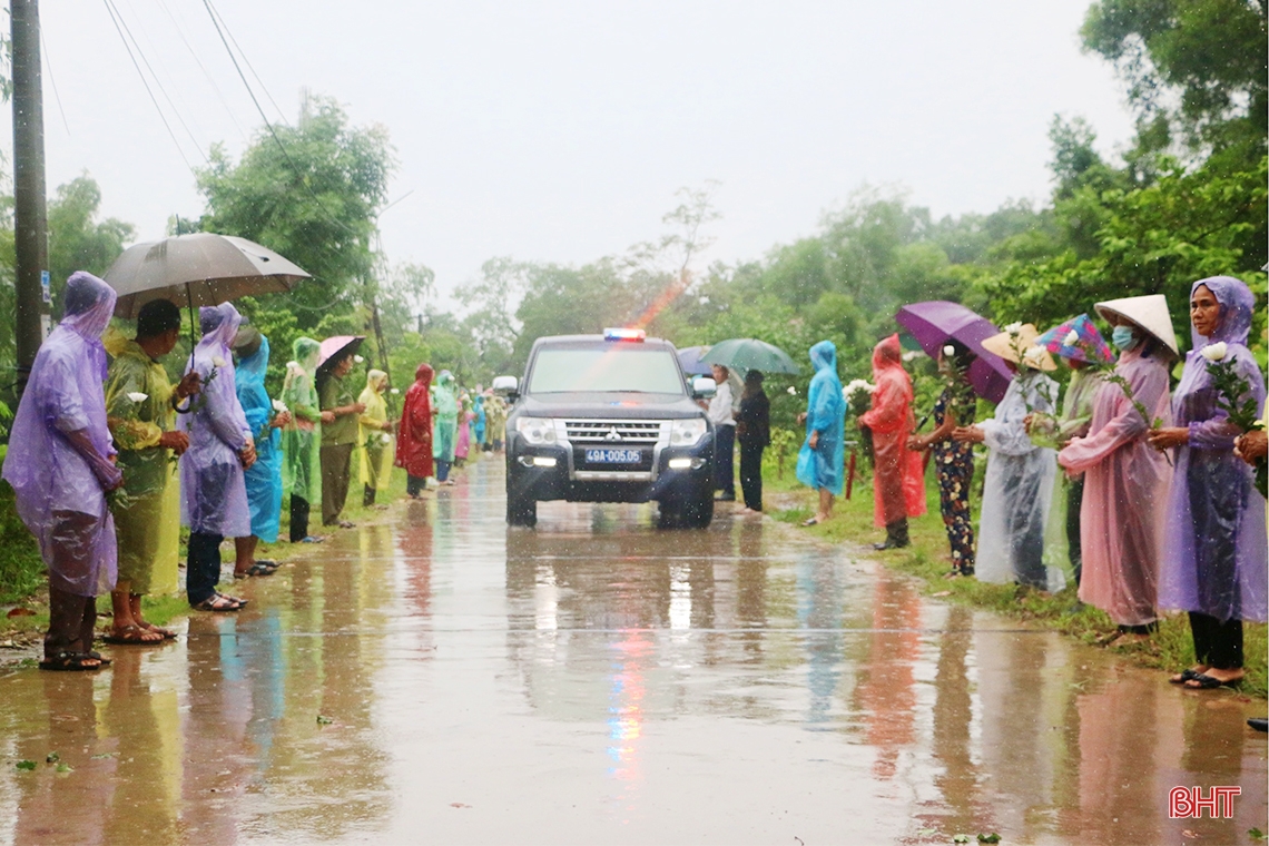 Hàng trăm người dân đội mưa đón linh cữu Đại úy Lê Ánh Sáng