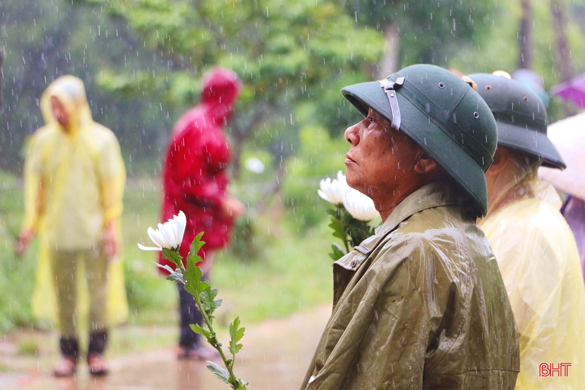 Hàng trăm người dân đội mưa đón linh cữu Đại úy Lê Ánh Sáng