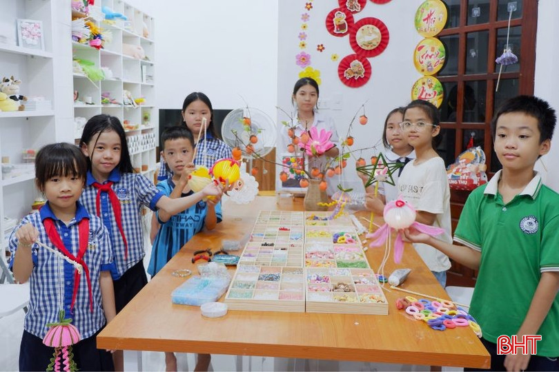 Các em nhỏ tự làm đèn Trung thu cho chính mình. Các em nhỏ tự làm đèn Trung thu cho chính mình.
