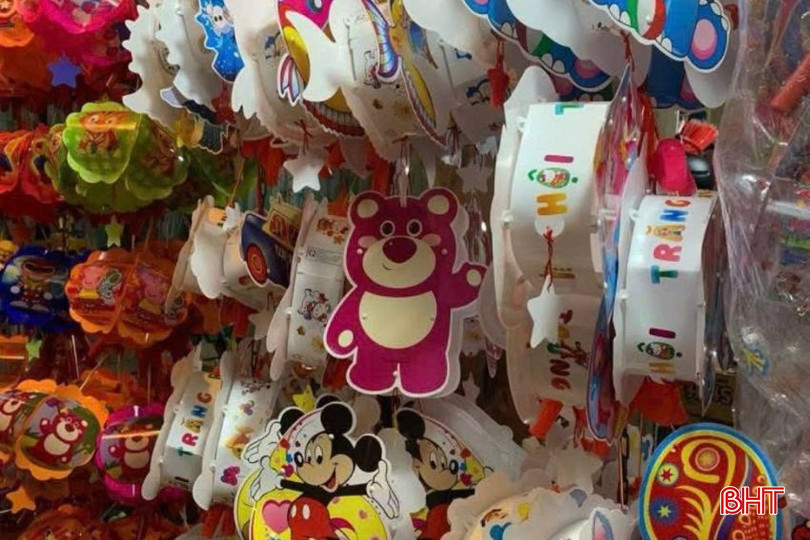 Thị trường đèn Trung Thu đa dạng mẫu mã. bqbht_br_1.jpg