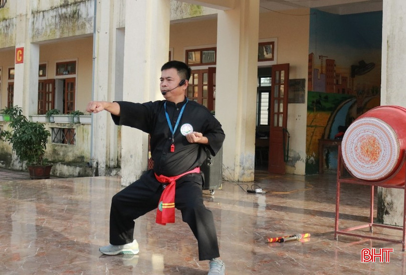 Võ sư Võ Văn Hải dạy võ cổ truyền tại một số trường học.