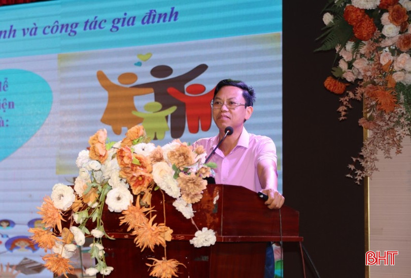 Camarada Tran Dinh Hung - Chefe do Departamento de Ciência, Cultura e Artes (Comissão de Propaganda e Mobilização de Massa do Comitê Provincial do Partido) - O repórter do Comitê Provincial do Partido comunicou e discutiu questões relacionadas na conferência. bqbht_br_3.jpg
