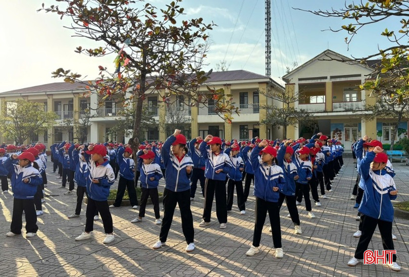 Các em học sinh Trường Tiểu học Thạch Thắng hăng say tập luyện.