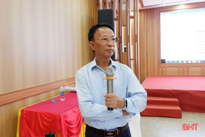 Ông Hoàng Khang - giảng viên CEFE cao cấp Trường Trung cấp Kinh tế - Kỹ thuật và Đào tạo cán bộ HTC Miền Trung - Tây Nguyên nói chuyện tại buổi tập huấn. bqbht_br_thiet-ke-chua-co-ten-2.jpg