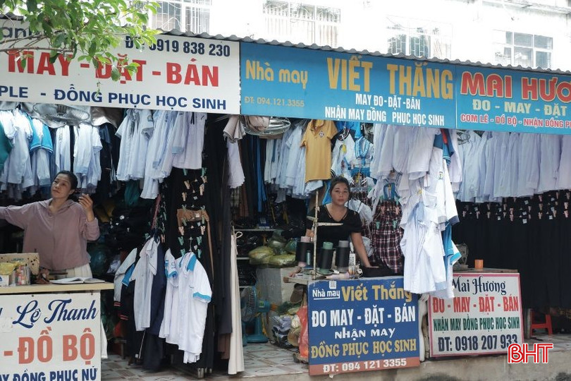 Từ đầu tháng 7, nhiều nhà may ở Chợ Hà Tĩnh đã nhận may đồng phục học sinh. bqbht_br_1.jpg