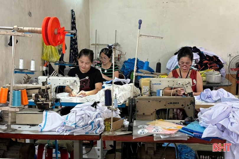 Nhà may Khuê khẩn trương hoàn thiện đồng phục học sinh để kịp giao trước thềm năm học mới. bqbht_br_2.jpg