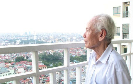 GS - NGND Đinh Xuân Lâm trong những phút giây thư thái ngắm nhìn phố phường Hà Nội