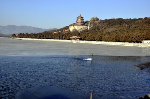 Di Hòa Viên rộng 290 ha, được cấu thành bởi 2 khối: núi Vạn Thọ và hồ Côn Minh