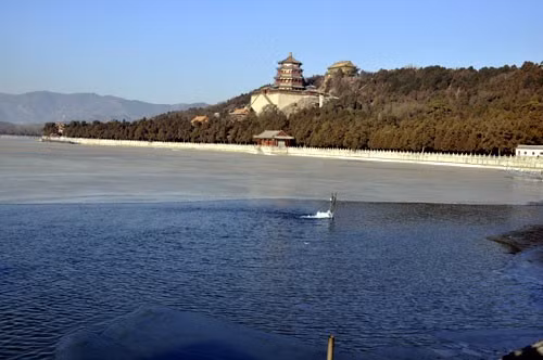 Di Hòa Viên rộng 290 ha, được cấu thành bởi 2 khối: núi Vạn Thọ và hồ Côn Minh