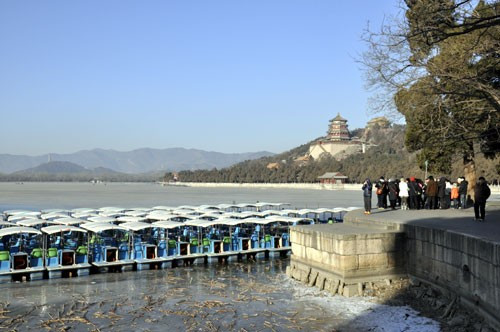 Hồ Côn Minh đóng băng gần kín, một vài du khách thích thú đi bộ ra giữa hồ