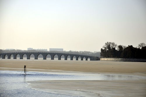 Chiếc cầu đá Thập Thất Khổng kiều (17 nhịp) nối hòn đảo nhỏ với bờ