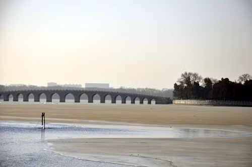 Chiếc cầu đá Thập Thất Khổng kiều (17 nhịp) nối hòn đảo nhỏ với bờ