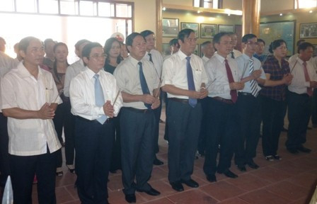 ... và dâng hương tại nhà tưởng niệm các anh hùng liệt sỹ, các bậc tiền bối cách mạng.