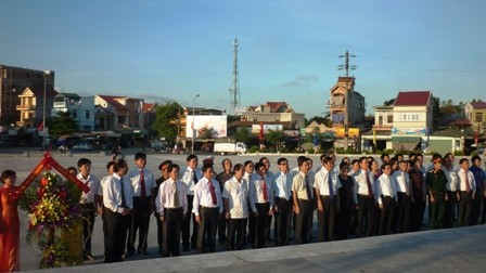 Lãnh đạo tỉnh dâng hoa tại Tượng đài Xô Viết Nghệ Tĩnh Ngã ba Nghèn...