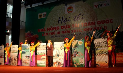 Tiểu phẩm "Phía sau nhung gấm" của đội Vĩnh Phúc Tiểu phẩm "Nụ cười nhà nông" của đội Hà Tĩnh Đội Hà Nội Tiểu phẩm "Hiến đất" của đội Nghệ An được ban giám khảo và khán giả đánh giá cao Phần thi "Ai giỏi hơn"