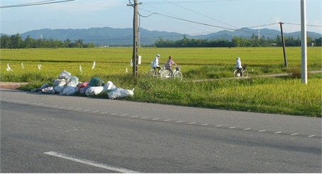 Đống to, đống nhỏ, rác được tấp ngay bên lề đường Quốc lộ 1 A
