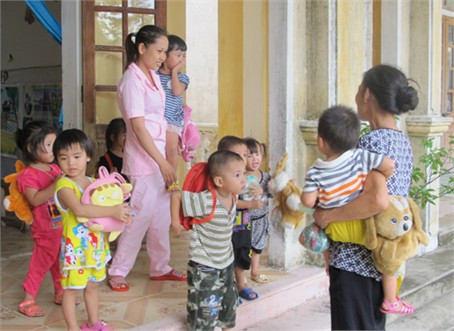 Dù đã hết giờ làm việc nhưng giáo viên Trường mầm non bán công Trường Sơn (Đức Thọ) vẫn phải đợi phụ huynh đến đón trẻ, chưa thể về nhà