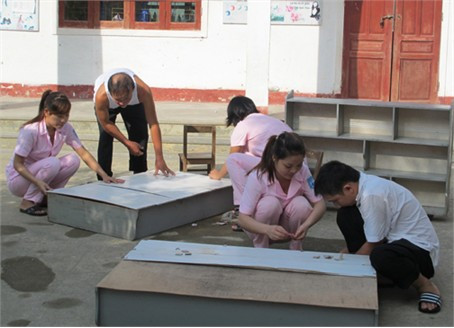 Khi giáo viên ở các bậc học khác đang được nghỉ hè thì giáo viên Trường mầm non Xuân Hồng (Nghi Xuân) đã phải đến trường chuẩn bị đồ dùng cho năm học mới