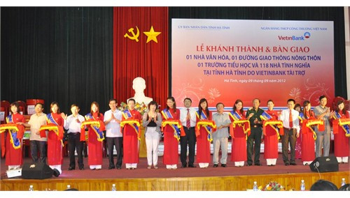Lãnh đạo VietinBank và lãnh đạo Hà Tĩnh cắt băng khánh thành các công trình tài trợ