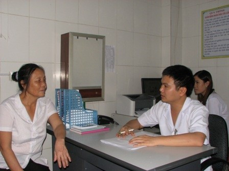 Bác sỹ bệnh viện Đa khoa tỉnh tư vấn cho bệnh nhân
