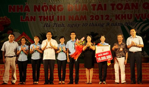 Bí thư Tỉnh ủy Hà Tĩnh Nguyễn Thanh Bình, Phó chủ tịch Hội nông dân Việt Nam Lều Vũ Điều tặng hoa chúc mừng đội Vĩnh Phúc – đội giành giải nhất hội thi Nhà nông đua tài