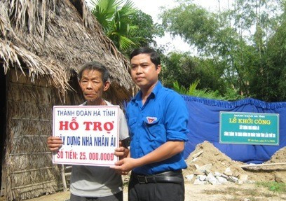 Đại diện Thành đoàn Hà Tĩnh trao kinh phí xây dựng nhà Nhân ái cho ông Nguyễn Cường