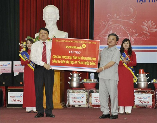 Phó tổng giám đốc Thường trực VietinBank Nguyễn Văn Du trao tiền tài trợ cho Hà Tĩnh