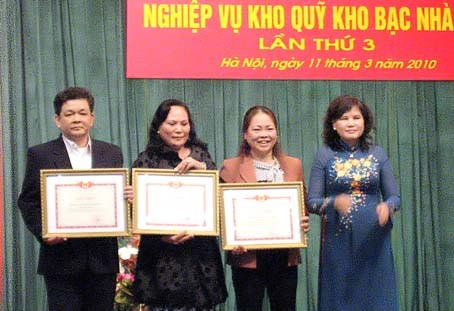 Chị em phụ nữ KBNN Hà Tĩnh vừa đạt giải nhất trong Cuộc thi nghiệp vụ Kho quỹ giỏi toàn quốc