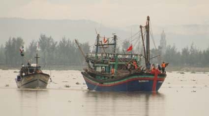 Lực lượng bộ đội biên phòng phối hợp với tàu đánh cá ngư dân Lộc Hà kéo tàu bị gặp nạn vào bờ anh toàn