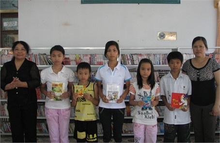 Lãnh đạo Thư viện tỉnh tặng sách cho bạn đọc thiếu niên, nhi đồng nhân ngày 1/6