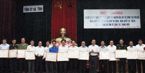 BTV Tỉnh ủy trao bằng khen cho các tập thể có thành tích xuất sắc trong thực hiện Nghị quyết 03 của BCH Đảng bộ tỉnh BTV Tỉnh ủy trao bằng khen cho các tập thể có thành tích xuất sắc trong thực hiện Nghị quyết 03 của BCH Đảng bộ tỉnh